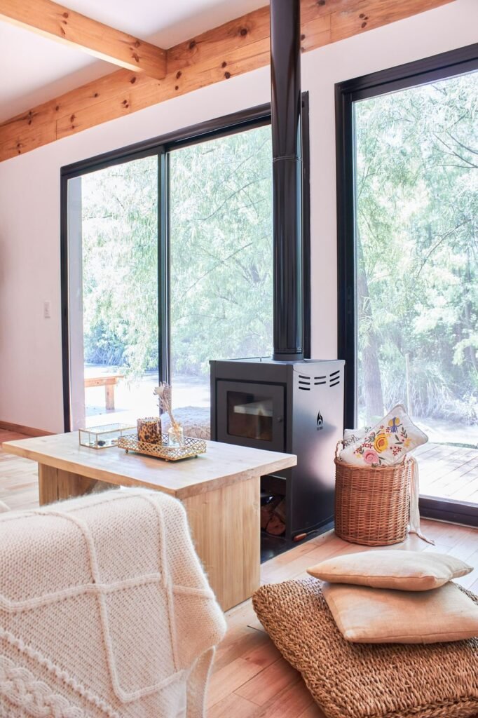 living cabaña con tromen y terminaciones en madera