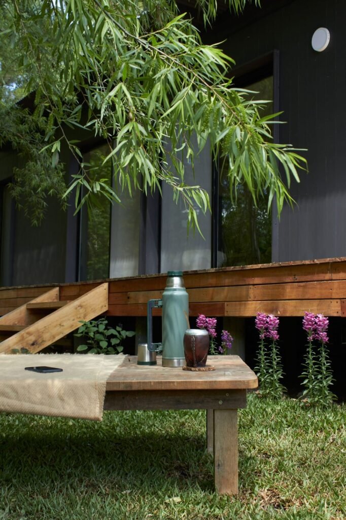 cabaña sobre pilotes y revestimiento de madera