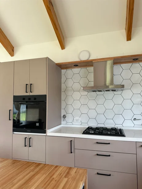 Cocina con mueble de melamina y vigas a la vista