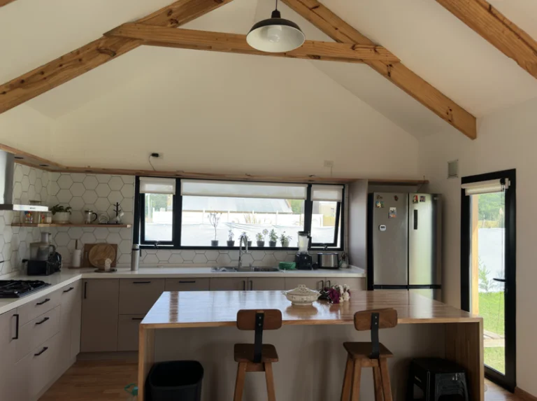 cocina con isla y muebles de melamina