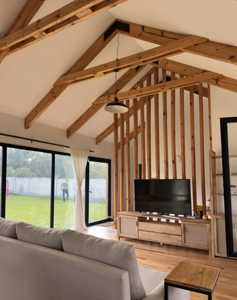 living con vigas a la vista